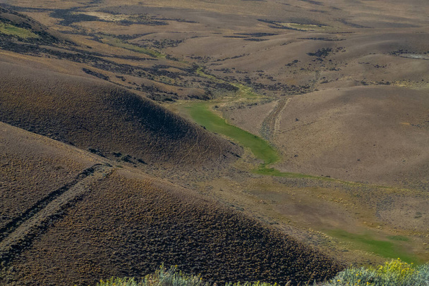 kilátás nyílik a hegy a táj a Tec. Julio Heredia El Monito nézőpont, található séta Calafate, Argentína Santa Cruz, gyönyörű kilátás sivatagi színek a területen, és egy zöld utat - Fotó, kép