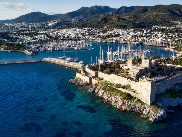 Bodrum Limanı ve antik Kalesi 'nin insansız hava aracından inanılmaz panoramik manzara - Fotoğraf, Görsel