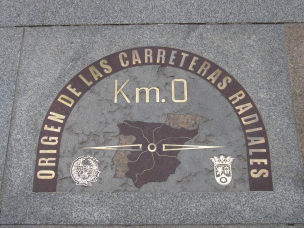 Kilomètre zéro situé à Puerta del Sol à Madrid, Espagne sur le trottoir pavé - Photo, image