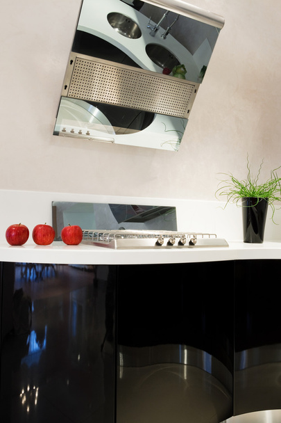μοντέρνα και όμορφη κουζίνα σε ένα μοντέρνο διαμέρισμα - Φωτογραφία, εικόνα