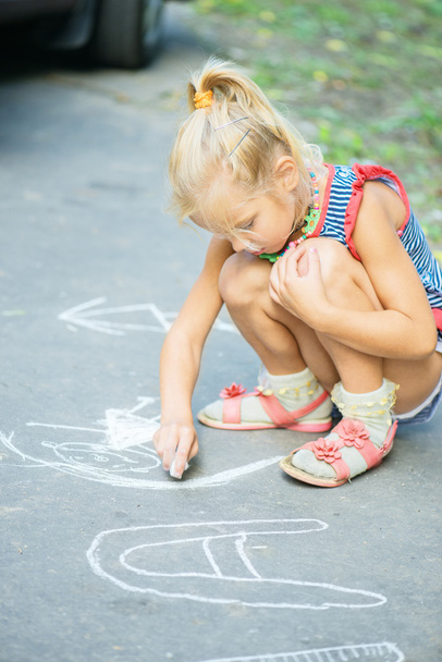 malá holčička se kreslí s křídou - Fotografie, Obrázek
