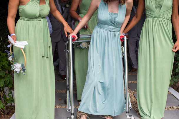 Fiatal nő babakocsival részt vesz az esküvőn - Fotó, kép