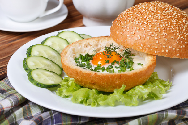 paistettuja munia pulla, jossa on vihanneksia valkoisella lautasella
 - Valokuva, kuva