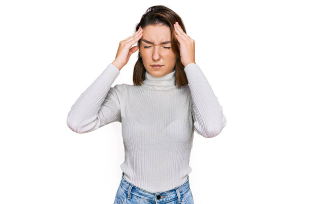 Fiatal kaukázusi lány alkalmi ruhát visel, kézen fogva fejfájásra, mert stresszes. migrénben szenved.  - Fotó, kép