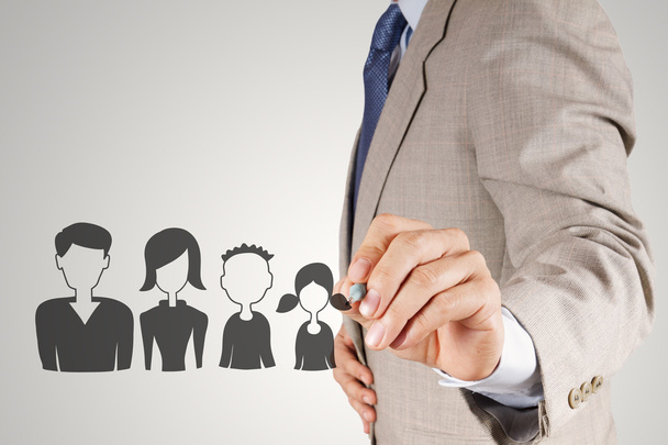 zakenman hand trekt familie pictogram als verzekering concept  - Foto, afbeelding