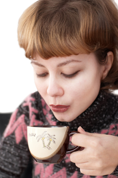 jonge aantrekkelijke vrouw koffie drinken - Foto, afbeelding