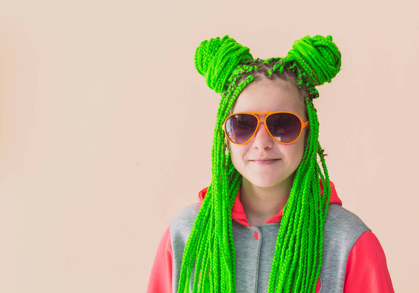 Adolescente con coletas verdes de las que se retuercen los cuernos - Foto, imagen
