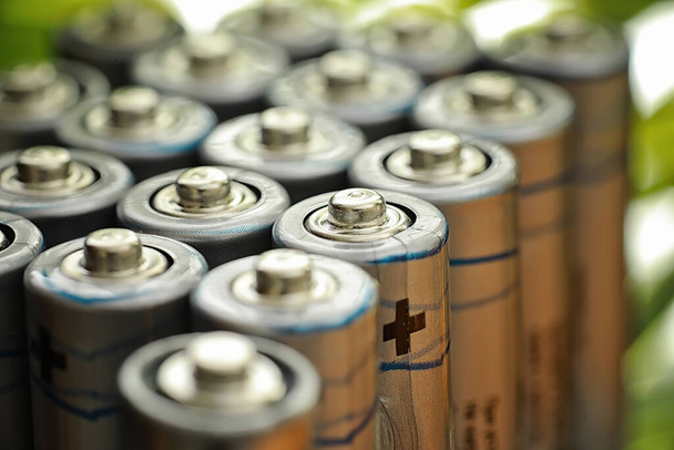 Baterías de diferentes tamaños. Cuidar el medio ambiente. Eliminación de baterías usadas. - Foto, imagen