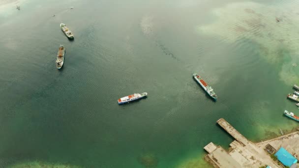 Statki towarowe zacumowane w zatoce. - Materiał filmowy, wideo