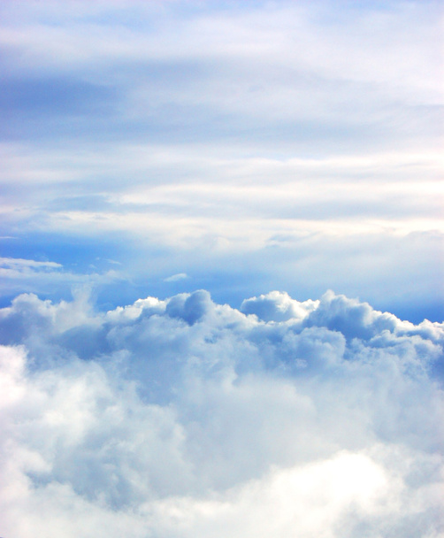 białe chmury na tle niebieskiego nieba - Zdjęcie, obraz