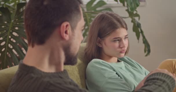Vater beschimpft seine genervte Teenager-Tochter zu Hause - Filmmaterial, Video