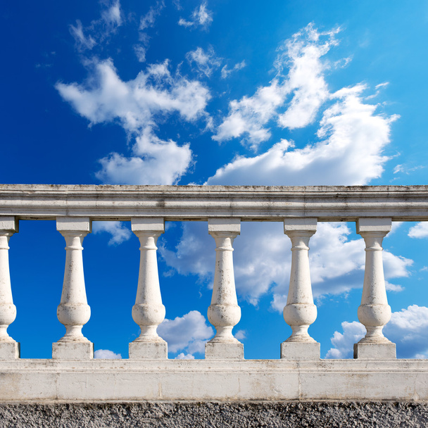 κιγκλίδωμα πυλώνες για ένα συννεφιασμένο ουρανό - Φωτογραφία, εικόνα