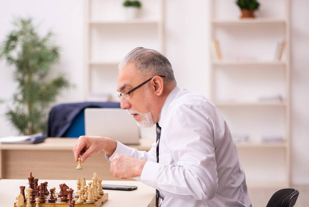 Dos hombres de negocios jugando ajedrez en la oficina - Foto, Imagen