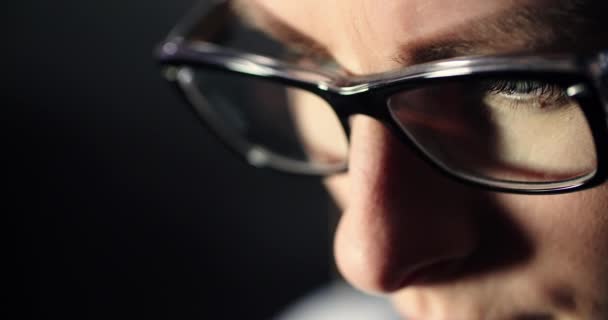 Executive Porter des lunettes lors de la navigation sur Internet - Séquence, vidéo