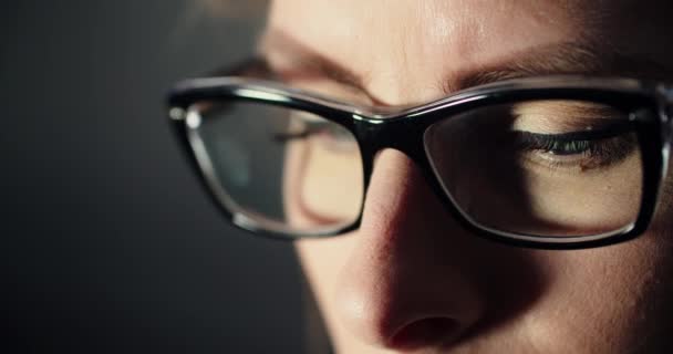 Executive visel szemüveg, miközben szörfözés Internet - Felvétel, videó