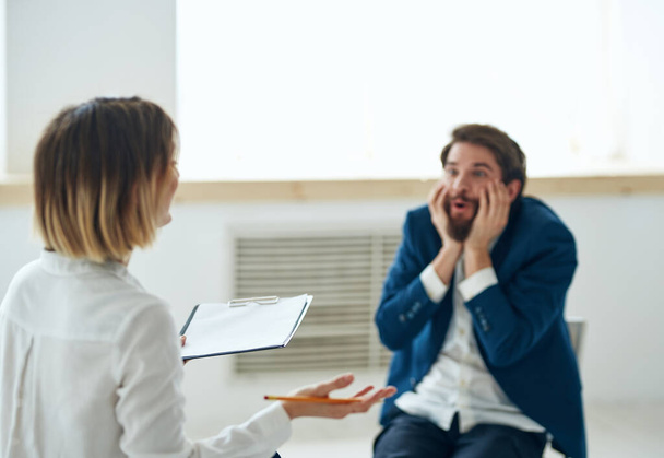 Эмоциональный человек у психолога консультирует психические проблемы - Фото, изображение