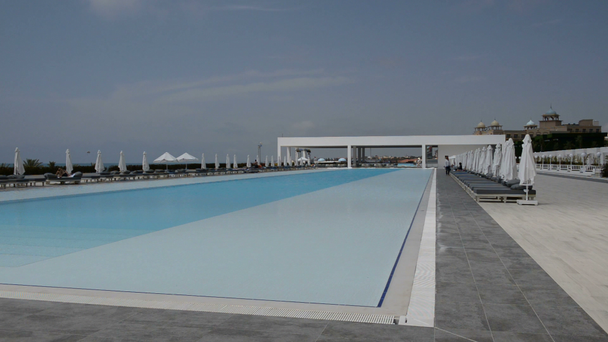 panning η πισίνα στο η σύγχρονη πολυτέλεια ξενοδοχείο, Αττάλεια, Τουρκία - Πλάνα, βίντεο