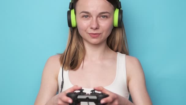 Spielermädchen spielt Videospiel mit Joystick - Filmmaterial, Video