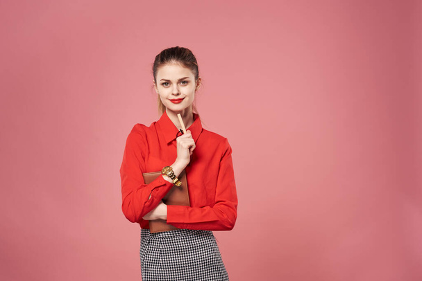 ビジネス女性の赤いシャツエグゼクティブピンクの背景 - 写真・画像