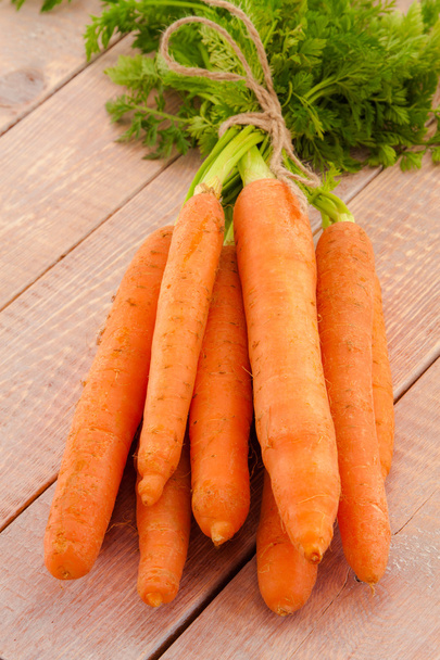 frische Bio-Karotten mit ihren Spitzen  - Foto, Bild