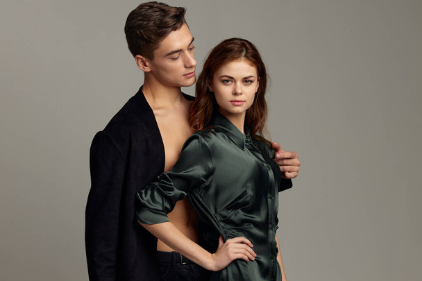 Un homme et une femme sont debout à côté d'une image élégante de luxe - Photo, image