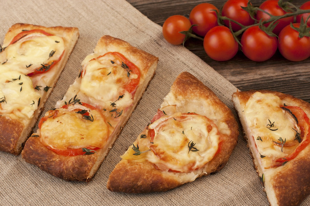Пицца с сыром, перцем и мясом
 - Фото, изображение