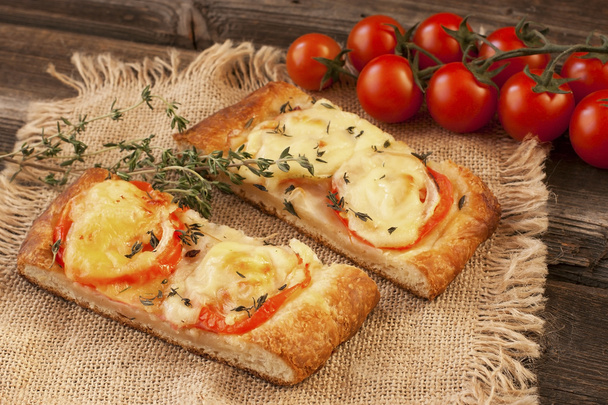 Pizza au fromage, poivre et viande
 - Photo, image