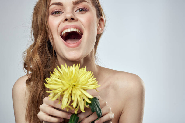 kaunis nainen kukkia alasti hartiat kosmetiikka viehätys lahja - Valokuva, kuva