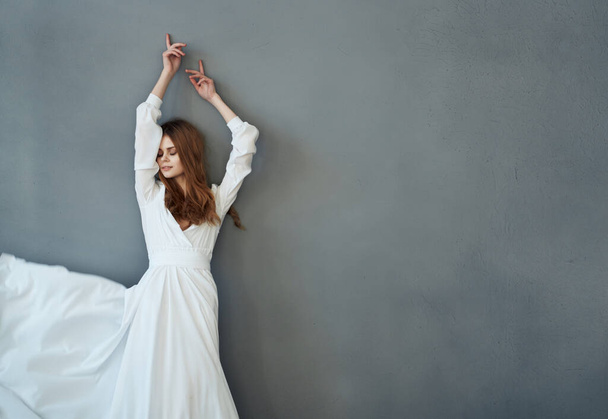 Frau im weißen Kleid zeigt Luxus-Glamour-Model - Foto, Bild