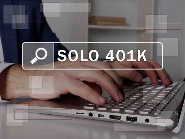  SOLO 401K teksti hakupalkissa. Liikemies etsii jotain kannettavasta. SOLO 401K konsepti. - Valokuva, kuva
