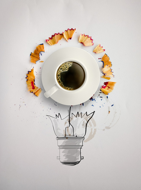 Handgezeichnete Glühbirne mit Sägemehl und 3D-Tasse Kaffee  - Foto, Bild