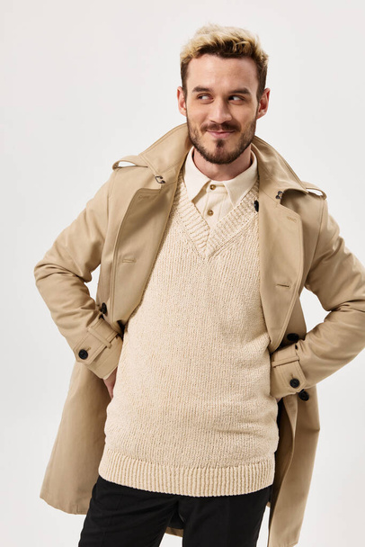 muž v béžovém kabátu podzimní styl pohled stranou izolované pozadí - Fotografie, Obrázek