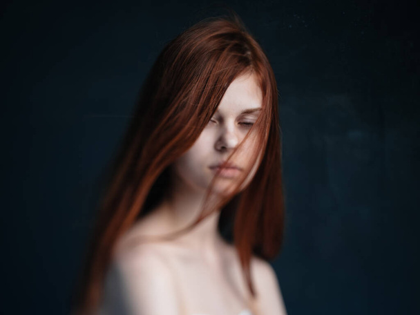 Szexi nők piros haj csupasz vállak sötét háttér modell - Fotó, kép