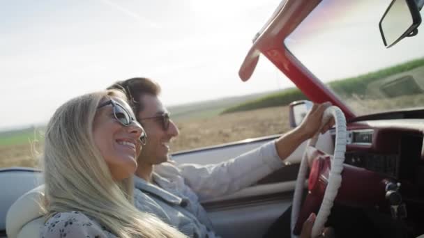 Vista lateral de vídeo de feliz pareja en el camino a las vacaciones. Fotografía con cámara de helio RED en 8K. - Imágenes, Vídeo