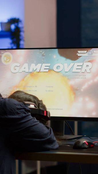 Wütende Profi-Spielerin verliert Weltraum-Shooter-Videospiel - Foto, Bild