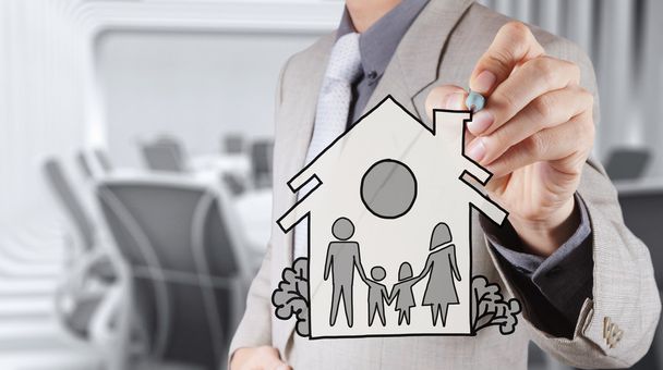 dibujar a mano familia y casa como concepto de seguro
  - Foto, imagen