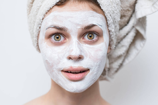 kobieta z kremem na twarzy ręcznik na głowie pielęgnacja skóry zbliżenie - Zdjęcie, obraz