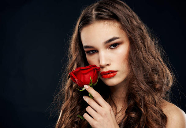 Siyah arka planda kırmızı çiçekli romantik bir kadın. - Fotoğraf, Görsel