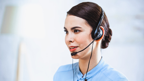 portret uśmiechniętego operatora call center w słuchawkach - Zdjęcie, obraz