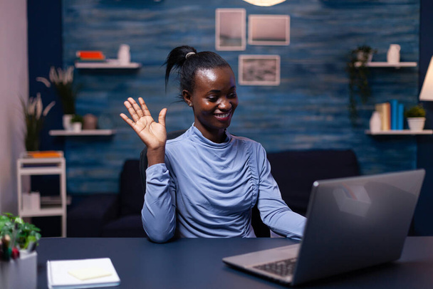 顧客に手を振っているアフリカのビジネス女性 - 写真・画像