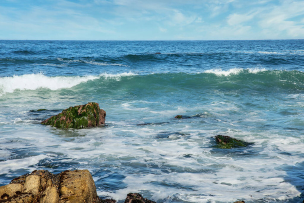 Όμορφη θαλασσογραφία της ακτής του Ειρηνικού, στην Καλιφόρνια, κύματα, βράχοι, ουρανός, ήλιος. Έννοια, τέλεια κάρτα και οδηγός. - Φωτογραφία, εικόνα