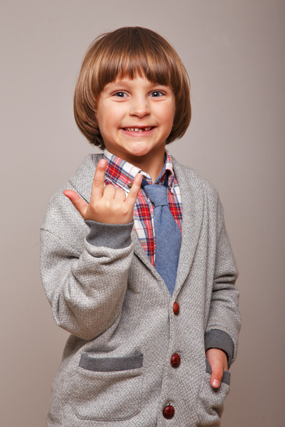 chlapec ukazuje heavy metalu gesto - Fotografie, Obrázek