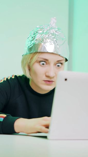  Őrült fiatal nő alumínium kalap rosszul reagál az összeesküvés elmélet post körülbelül 5 g mikrohullámú sütő és covid-19 kapcsolat - Fotó, kép