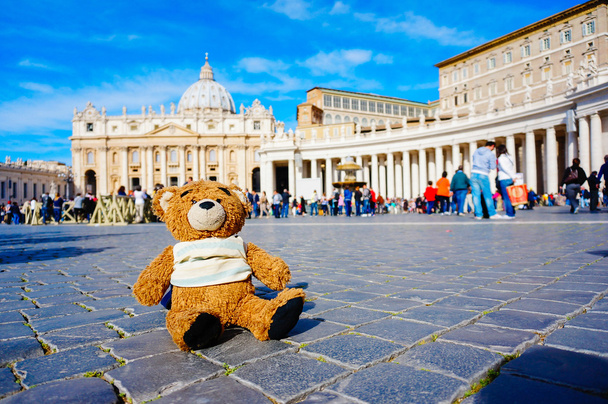 Bärenpuppe auf dem Petersplatz in Rom im vatikanischen Zustand - Foto, Bild
