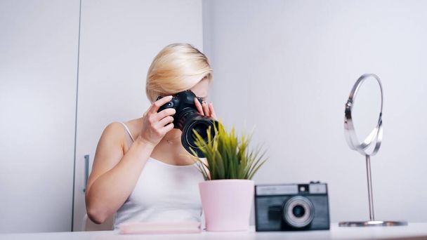 Женщина-фотограф снимает дома - Фото, изображение