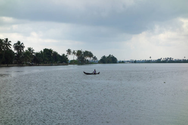 Сеть захолустных лагун, озер, каналов и риверов в штате Керала, Индия - Фото, изображение