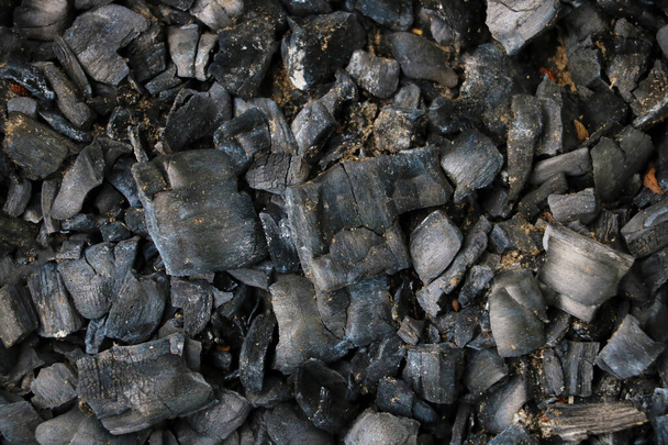 Il carbone scuro, raffreddato e bruciato di un albero. Contesto - Foto, immagini