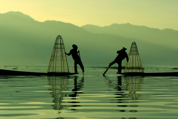 ψαράς inle λίμνη σε δράση κατά την αλιεία, Μιανμάρ - Φωτογραφία, εικόνα