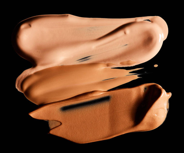 Λάσπη make up υγρού θεμελίωσης απομονωμένη σε μαύρο φόντο - Φωτογραφία, εικόνα
