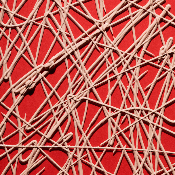 Макияж тон фонда паутины на красном фоне - Фото, изображение